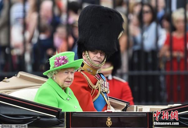 英国女王90大寿庆典 皇家卫兵齐刷刷帅气亮相4