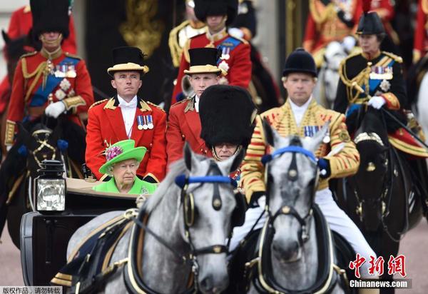 英国女王90大寿庆典 皇家卫兵齐刷刷帅气亮相5