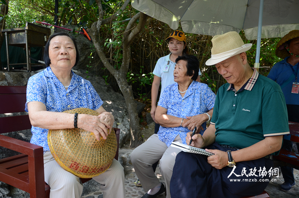 尼玛泽仁委员为西岛“七朵金花”中的老兵写生