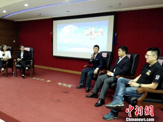 新党三杰与大陆网友对话。杨伏山 摄