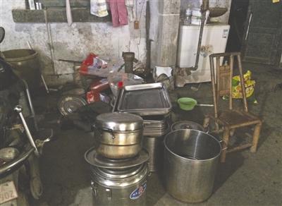 　作坊内凌乱的餐具，卫生条件堪忧