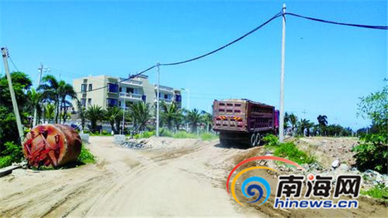 运输车辆只能通过旁边的小路出入港口，还被强行收取“过路费”。