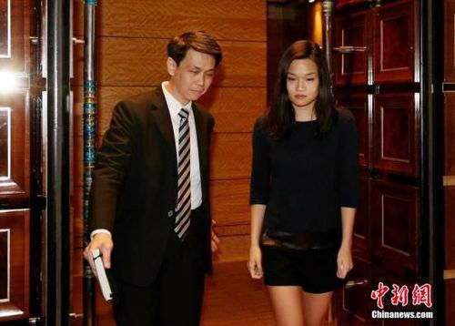 资料图：在香港被绑架的已故商人罗定邦的孙女罗君儿在香港一间酒店见传媒。中新社发