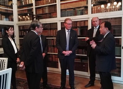 访瑞期间，中国全国政协代表团与瑞典议会外委会副主席恩斯特伦等10多名瑞各党议员举行了座谈，与瑞典安全和发展政策研究所所长施万通等多位瑞典著名专家学者进行了交流，并访问了沃尔沃、爱立信等知名企业，与瑞方就中瑞议会往来、双边经贸科技合作、“一带一路”倡议和双方关心的双边、地区与国际问题进行了深入交流。中国驻瑞典大使陈育明参加了上述活动。