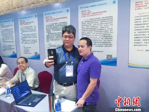 图为两岸企业负责人洽谈后合影留念。　林玲 摄