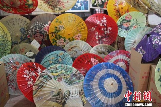 探访“非遗”油纸伞传人毕六福