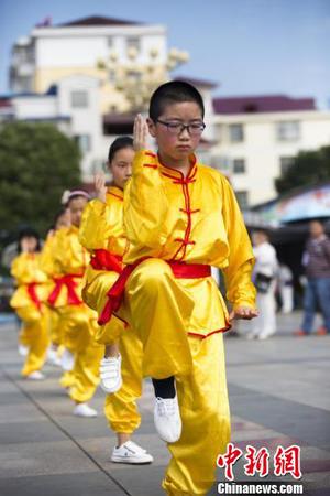少年表演太极拳。　傅建斌　摄