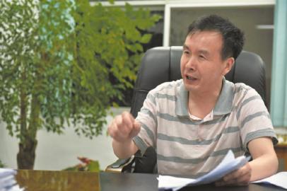 什邡中学校长李长露。