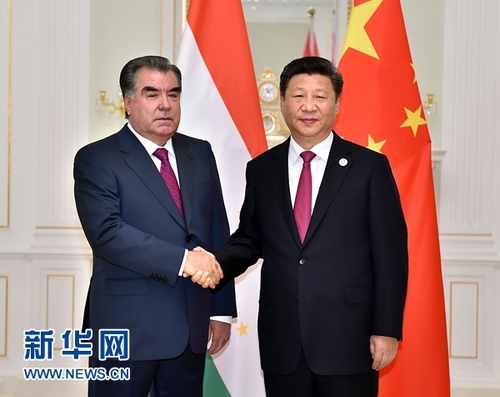 6月23日，国家主席习近平在塔什干会见塔吉克斯坦总统拉赫蒙。新华社记者李涛摄