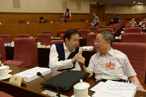 全国政协十二届常委会第十六次会议全体会议23日在京举行，15位常委和委员围绕“实施精准扶贫、精准脱贫，提高扶贫实效”做大会发言。本报记者齐波摄3