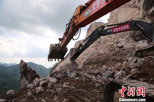 图为平乐县山体坍塌救援现场。 李斌 摄