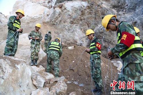 图为平乐县山体坍塌救援现场。 李斌 摄