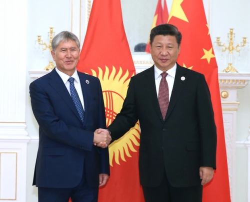 6月24日，国家主席习近平在乌兹别克斯坦塔什干会见吉尔吉斯斯坦总统阿坦巴耶夫。