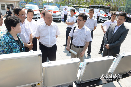 1仪式结束后，十一届全国政协副主席白立忱与委员和参会人员一起，参观了解活动捐赠的筛查设备与车辆。人民政协网记者 齐波 摄