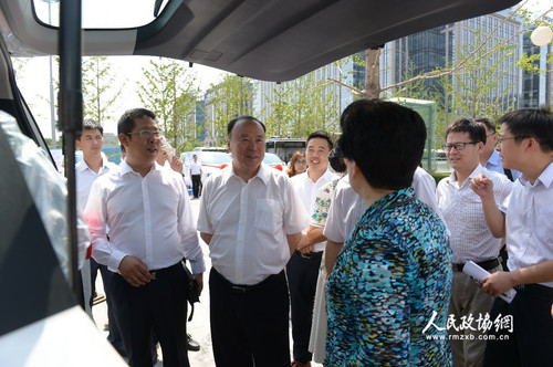 2仪式结束后，十一届全国政协副主席白立忱与委员和参会人员一起，参观了解活动捐赠的筛查设备与车辆。人民政协网记者 齐波 摄