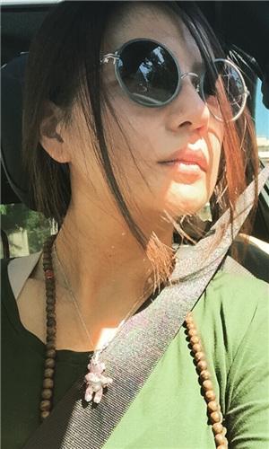 这条108颗手串的出镜率极高，大家从图片中能看出来是什么材质的吗？