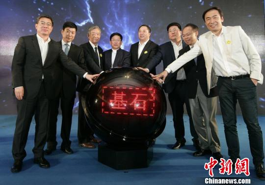 清华控股有限公司26日宣布，启动“星聚计划”和“基石计划”：未来五年，培育出超过500家资产过亿的科技创新型企业；投入500亿元研发经费，加速转化50项重大科技成果，其中不少于5项达到世界领先水平。　庄媛萍 摄