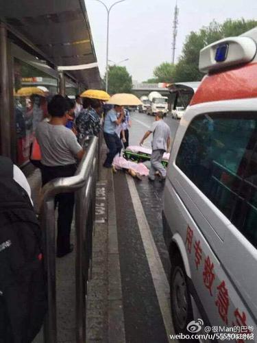 据事发现场周围居民反映，当时有三个人在上公交车时疑因踩脚发生口角，“之后打起来了，其中有两个学生模样的人是一起的，另外一个人拿出一把长20厘米左右的刀，把其中一个当场扎死，另外一个肚子上扎了几刀”。