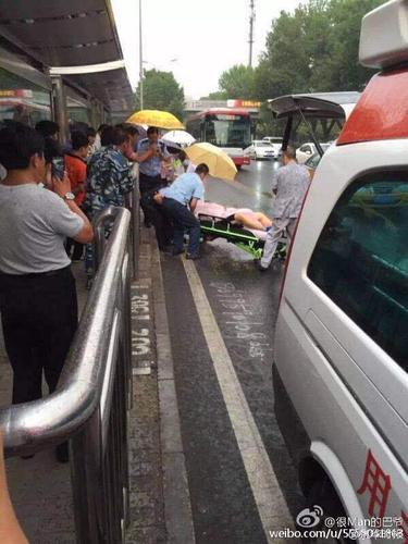 该居民表示，在三人打斗过程中，一名拉架的人也被刺中身亡，凶手随后沿附近天桥逃走，但以上说法尚未获得警方证实。目前，京华时报记者正在全速赶往现场。