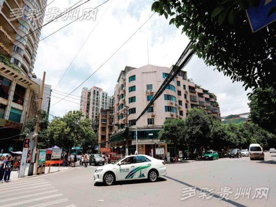 贵阳学区房：房子隔街相望 每平米贵5000元