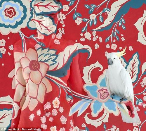 艾玛很喜欢在作品中使用鸟这一元素，鹦鹉、孔雀、猫头鹰等都曾在她的作品中出现。