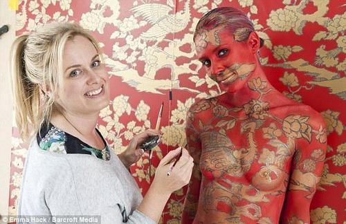 艾玛的作品每幅需要耗时15小时以上，在这一过程中，她要尽力让自己和模特保持在一个放松、舒适的状态。