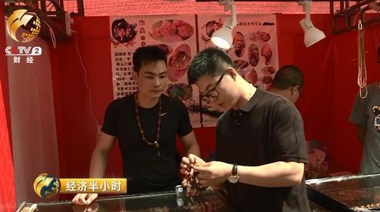 曹荻明打理着家里的一家老字号的文玩店，几乎每个潘家园的集日他都会来逛逛，有时是为了捡漏、进货，更多的时候是为了感受一下市场的行情。