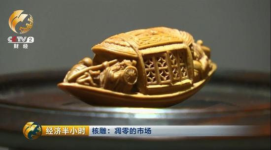 人越聚越多，买卖兴隆，核雕价格也节节攀升，从几百元涨到几千元，又从几千元蹿到几万元，很多原本不是从事核雕的工匠，也纷纷转行来雕刻橄榄核。