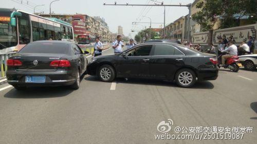 女司机因转弯未让直行车致剐蹭 遭男司机暴打