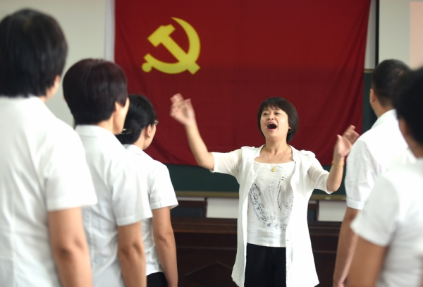 新华社照片，大厂（河北），2016年6月30日
    巡回党课迎“七一”
    6月30日，在河北省大厂回族自治县大厂二中举办的“巡回宣讲堂”上，参加培训的党员教师在合唱歌曲《没有共产党就没有新中国》。
    在“两学一做”学习教育中，河北省大厂回族自治县针对机关事业单位党组织、农村社区党组织、非公企业党组织开办“巡回宣讲堂”，组织宣讲团教师和宣讲助学员，通过集中、巡回和分散式相结合的形式开展宣讲，力求深入到全县每一个角落，实现宣讲工作全覆盖。
    新华社记者 李晓果摄