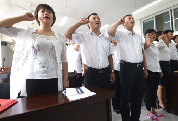 新华社照片，大厂（河北），2016年6月30日
    巡回党课迎“七一”
    6月30日，在河北省大厂回族自治县大厂二中举办的“巡回宣讲堂”上，参加培训的党员教师在合唱歌曲《没有共产党就没有新中国》。
    在“两学一做”学习教育中，河北省大厂回族自治县针对机关事业单位党组织、农村社区党组织、非公企业党组织开办“巡回宣讲堂”，组织宣讲团教师和宣讲助学员，通过集中、巡回和分散式相结合的形式开展宣讲，力求深入到全县每一个角落，实现宣讲工作全覆盖。
    新华社记者 李晓果摄