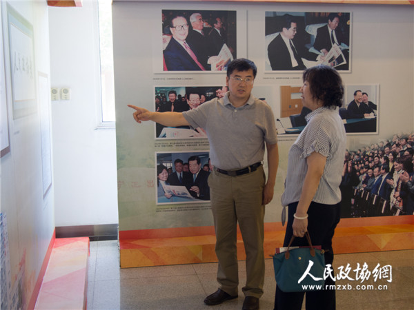 图为人民政协报社党组书记、总编辑周北川（左一）向全国政协委员周秉建（右一）介绍人民政协报社发展情况。