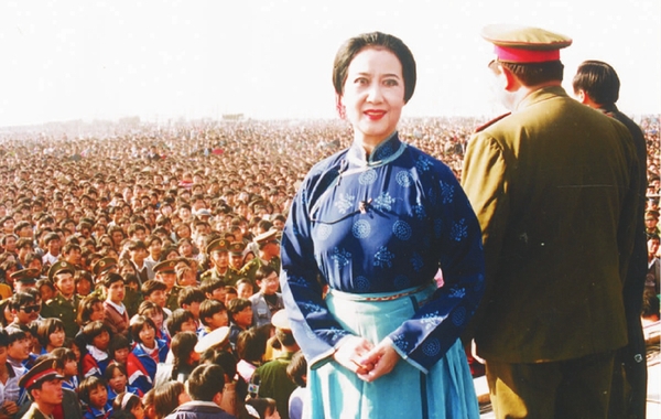在江苏盱眙黄花塘新四军军部旧址， 10万人观看黄孝慈等人表演的京剧《沙家浜》选段