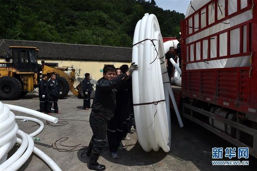 7月3日，在山西沁和能源集团中村煤业有限公司，救援人员在搬运救援物资。