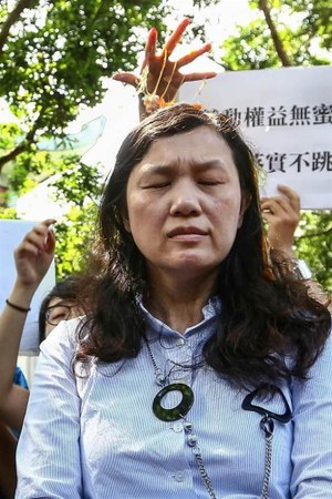 台湾高等教育产业工会、国立台湾大学工会与政大学生劳动权益促进会等多个团体，4日早上到“教育部”前面抗议因为去年发布的“专科以上学校强化学生兼任助理学习与劳动权益保障处理原则”，而衍生出各种假学习真劳动的违法问题。就在“教育部”专委出面接受陈情时，政治大学学生高若想突然从后头以蛋袭击专委，并蛋洗教育部。图片来源：台湾《中国时报》