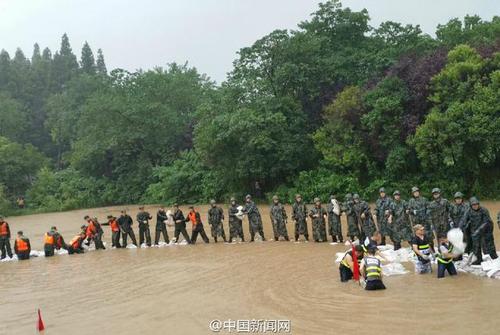 李克强冒大雨赴武汉长江干堤管涌现场 指挥救灾