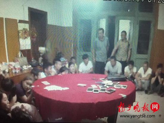 民警查处赌博窝点现场。 朱晴供图