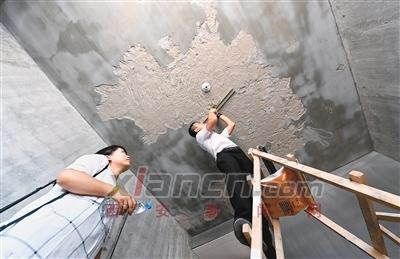 在芮先生新房的卧室里，顶板上的一层灰色素浆被铲去后，裸露出来的全是砂浆。