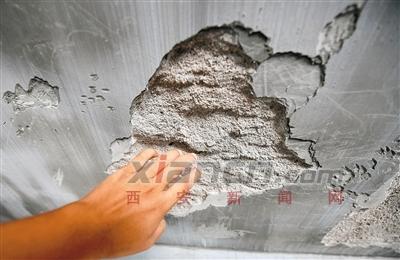 用手稍微一抠，砂浆很容易就下来了。