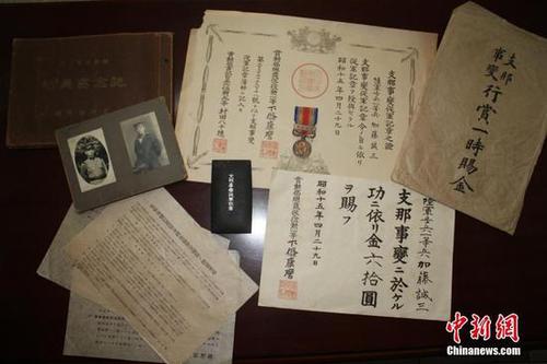 日前，江西德兴档案馆征集到侵华日军加滕诚三的私人档案，包括铜质“支那事变”从军记章及从军记章之证各1件、“支那事变行赏一时赐金袋”1件、赏金状1件、行赏金国库债券领取说明书3件、私人相册2册等共9件档案。这批档案从一个侵华日军普通士兵的角度，真实地反映了日本侵华的历史，是日本侵华的铁证，为研究日本侵华历史提供了实物佐证。黄鹤