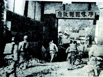 解放军战士攻入邛崃县县政府
