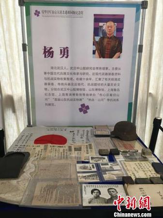 全国各界人士在南京捐赠南京大屠杀等题材史料藏品。　朱晓颖 摄