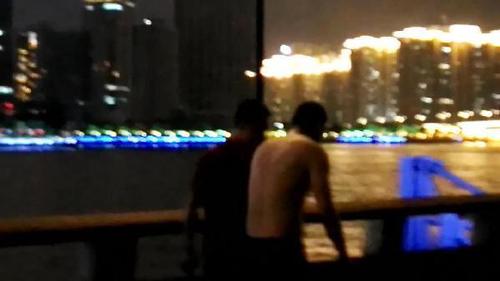 女子在广州塔玩自拍掉进珠江 游客以为是大鱼