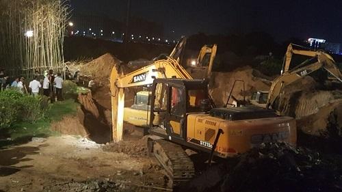 大河客户端记者在现场了解到，女童出事地区属原村庄改建的文化广场，原来有许多灌溉所用的水井，附近有许多村庄，村民晚上会在此纳凉，出事时女童与奶奶在一起，不慎掉入只能容得下女童的窄井，致使救援难度较大。