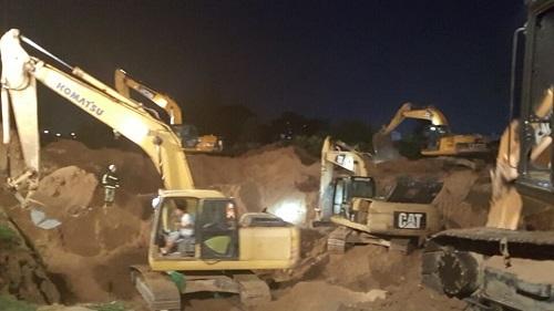 记者从现场了解到，因为女童出事地区属原村庄改建的文化广场，原来有许多灌溉所用的水井，井口直径刚容下小孩身体，每个井管1米左右。现场只能一节一节挖出井管。