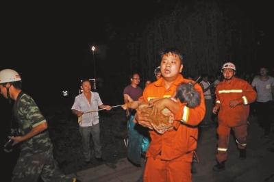 所幸落井女童状态很好，百余警民连夜施救，至今晨4时20分许妞妞终被救出。
