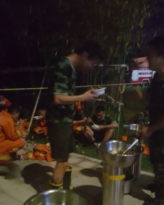 消防官兵正在分两班营救，大河客户端记者看到，消防官兵正在简单补给中。