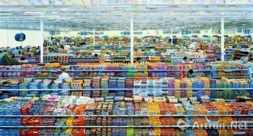 Andreas Gursky（安德烈亚斯•古尔斯基）《99 Cent II Diptychon》（《99美分》）（2001），2007年2月在伦敦苏富比拍卖会拍得335万美元。