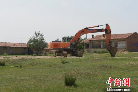 图为被村民扣留在幸福村的挖掘机。　刘文华 摄
