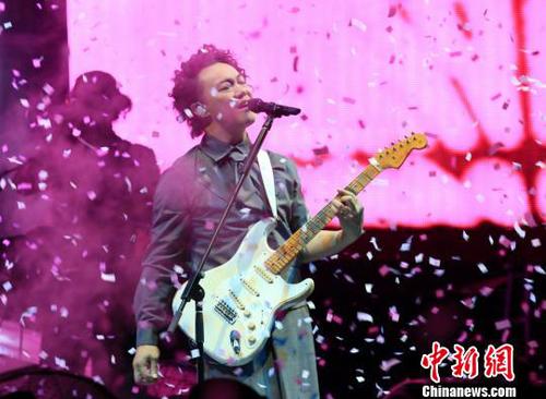 当晚，陈奕迅还演唱《十年》、《好久不见》等代表歌曲，嗨翻现场歌迷。　李辰祥　摄